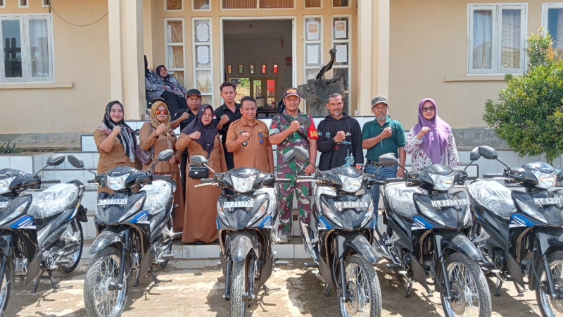 Penyerahan Kendaraan Dinas Sepeda Motor kepada RT, BPD dan PAUD Desa Batu Timbau Ulu